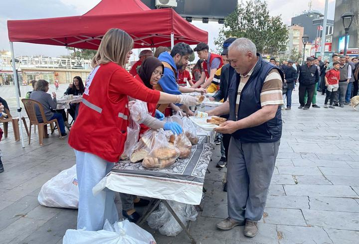Manisa'da Türk Kızılayı'ndan 11 bin kişiye iftar yemeği
