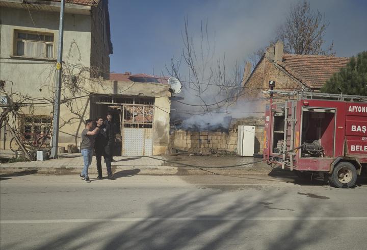 Başmakçı'da odunlukta çıkan yangın söndürüldü
