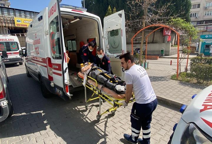 Otomobil, park halindeki TIR'a çarptı; 5 yaralı
