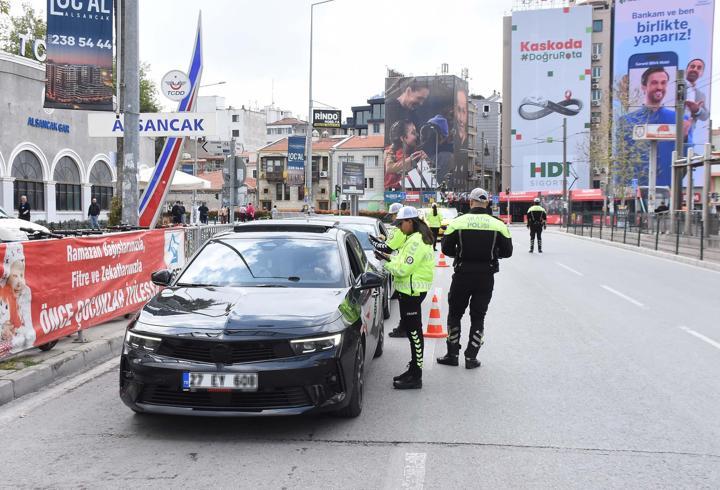 İzmir'de trafik polisleri bayram mesaisinde