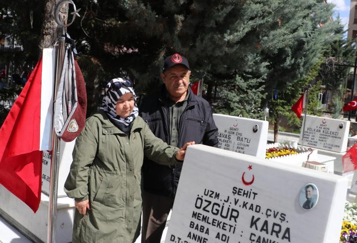 Ankara'da şehitliklerde arife günü yoğunluğu