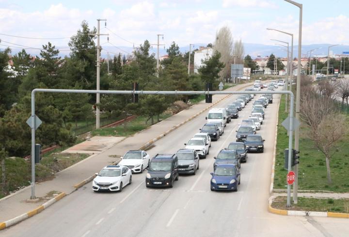 Afyonkarahisar'da tatil trafiği; 14 saatte 349 bin araç geçti