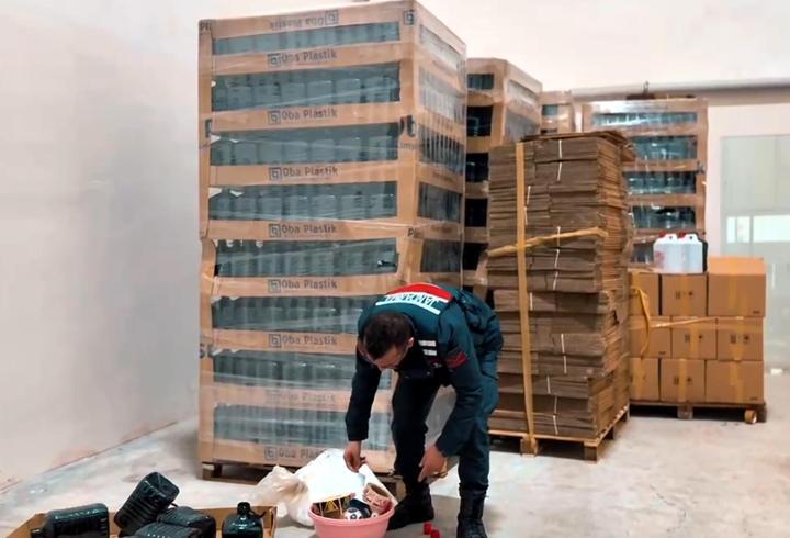  Tekirdağ'da 27 bin 800 litre etil alkol ele geçirildi