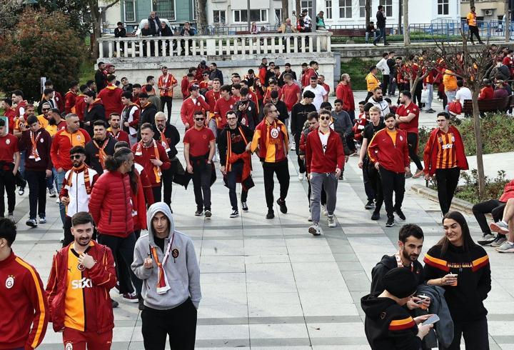 Galatasaray taraftarları Dolmabahçe'ye geldi!