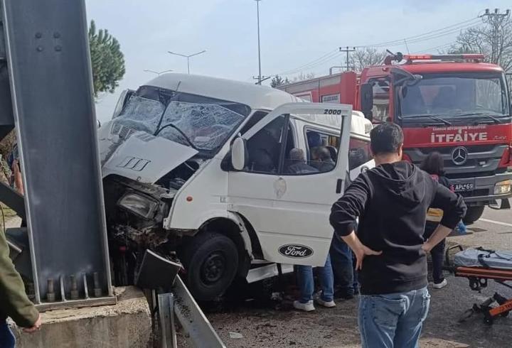 Samsun’da minibüs beton direğe çarptı: 7 yaralı