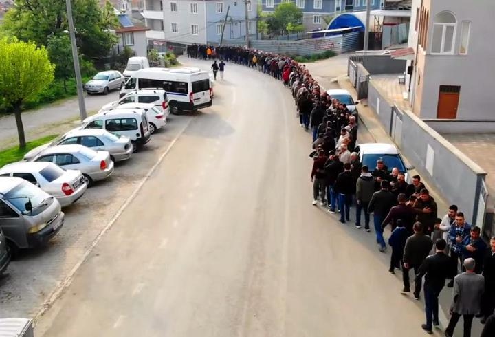 Mahalledeki geleneksel bayramlaşmada 1 kilometrelik kuyruk oluştu