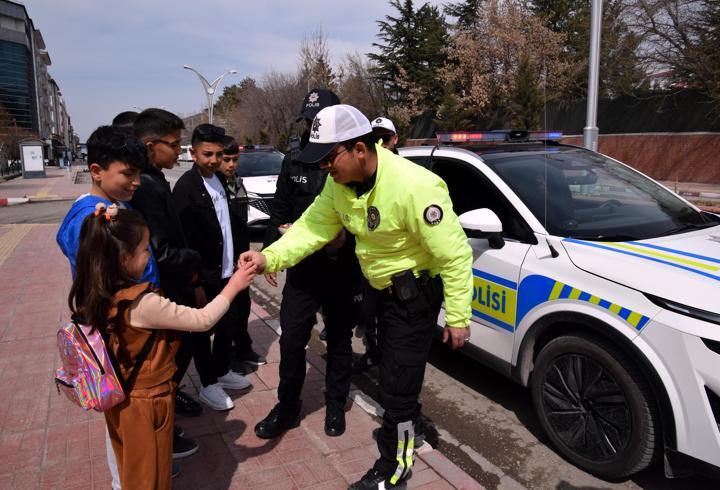 Van'da trafik polisi, çocuklara bayram şekeri dağıttı