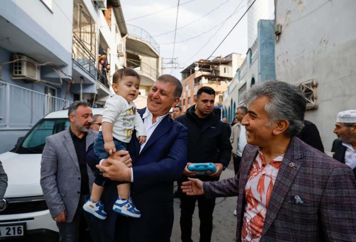 Başkan Tugay, vatandaşlarla bayramlaştı