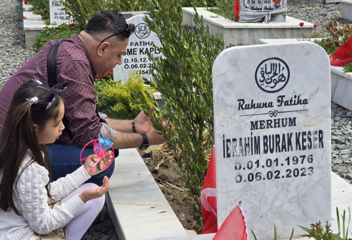 Hatay Deprem Şehitliği'de buruk bayram 