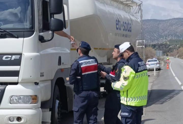 Ankara'da trafik denetiminde kolonya ve şeker ikramı
