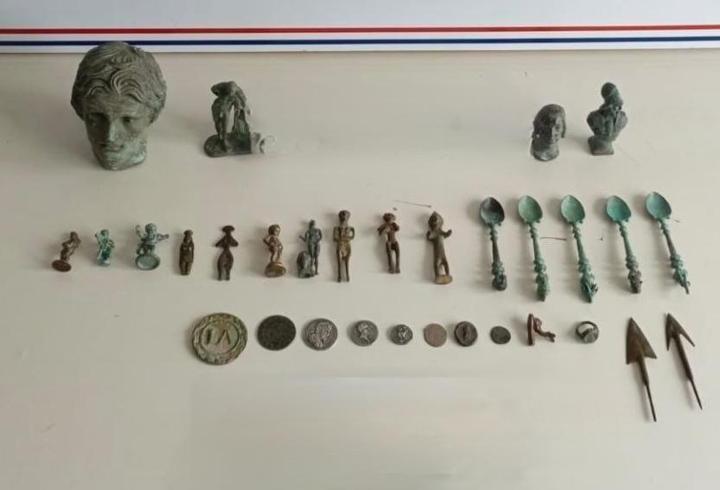 Bursa'da silahlı tehdit şüphelisinin evinde tarihi eser ele geçirildi