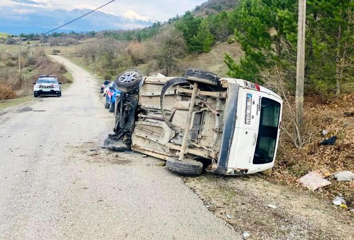 Devrilen hafif ticari aracın sürücüsü polis memuru, yaşamını yitirdi