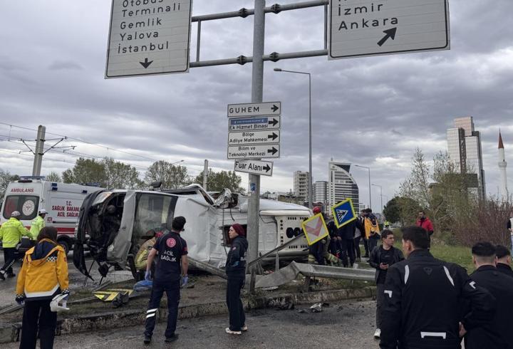Bursa'da servis minibüsü devrildi! 1 ölü, 5 yaralı