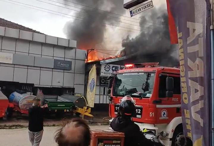 Alev alev yanan iş yeri kullanılamaz hale geldi
