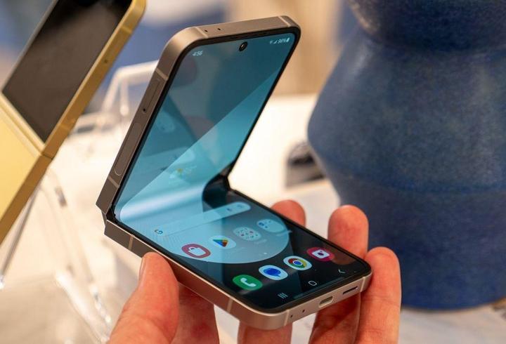 Samsung, katlanabilir telefonda tam ekranlı bir çözüm sunacak