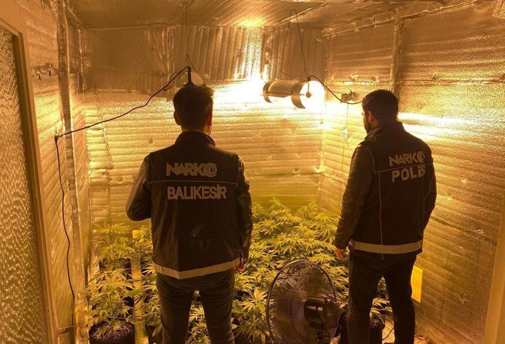 Balıkesir'de Uyuşturucu Operasyonu: Evinde Uyuşturucu Üreten Şüpheli Yakalandı