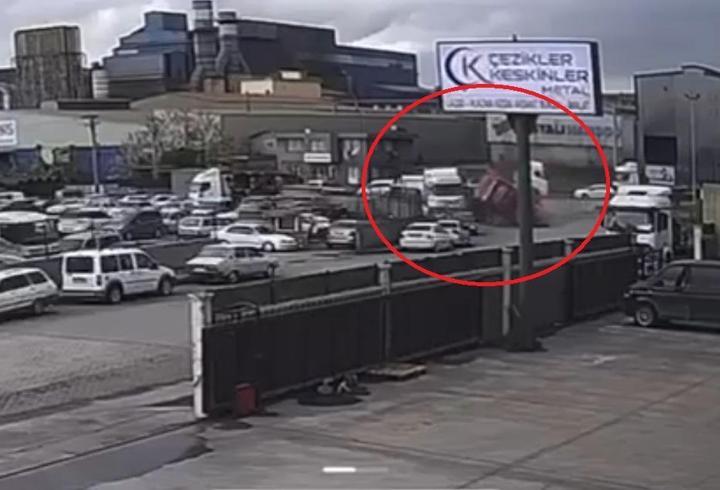 TIR, park halindeki araçların üstüne devrildi