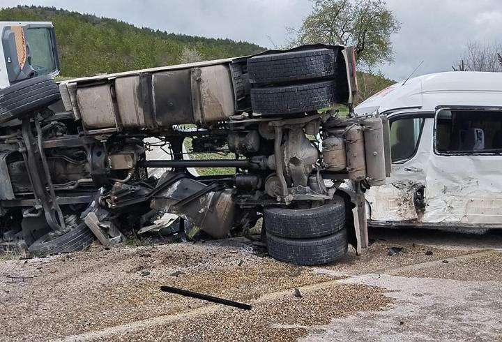 Tokat'ta TIR ile minibüs çarpıştı: Yaralılar var 