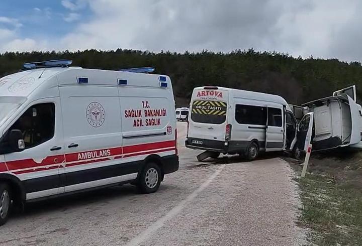 TIR ile minibüs çarpıştı: 6 yaralı
