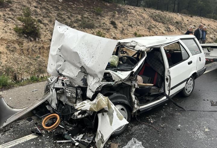 Uşak'ta TIR'a çarpan otomobildeki karı- koca ağır yaralandı