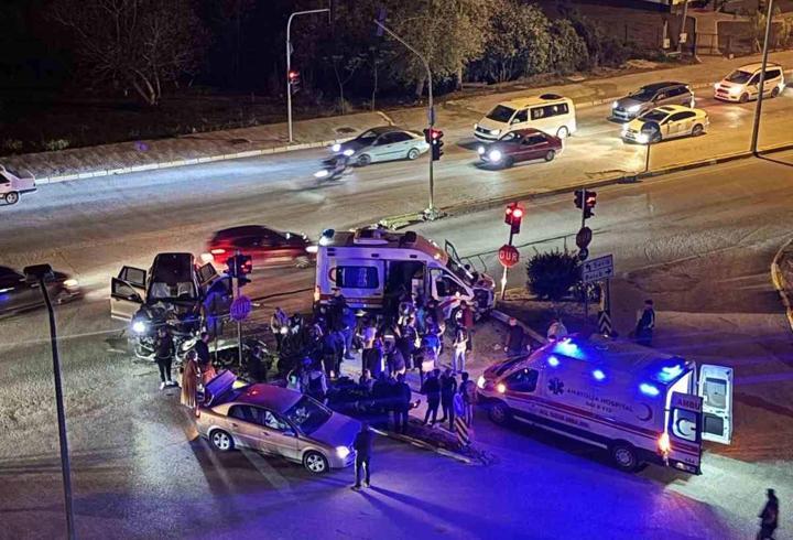Ambulansla cipin çarpıştığı kaza kamerada; 9 yaralı
