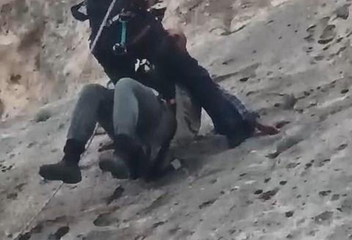 Kayalıklarda mahsur kalan çoban, kurtarıldı