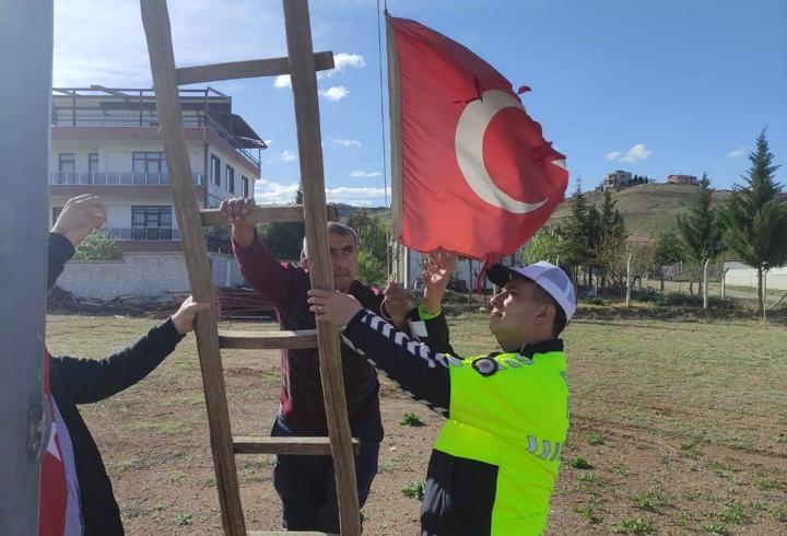 Polis rüzgardan yıpranan Türk bayrağını değiştirdi