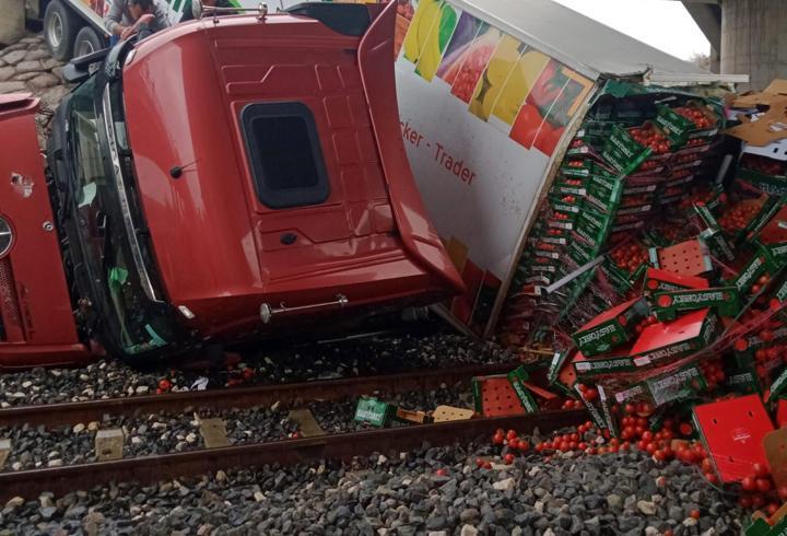 TIR'ın tren yoluna düşmesi seferleri aksattı