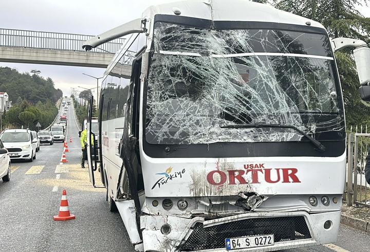 Uşak'ta işçi taşıyan midibüs, servis otobüsüne çarptı; 20 yaralı