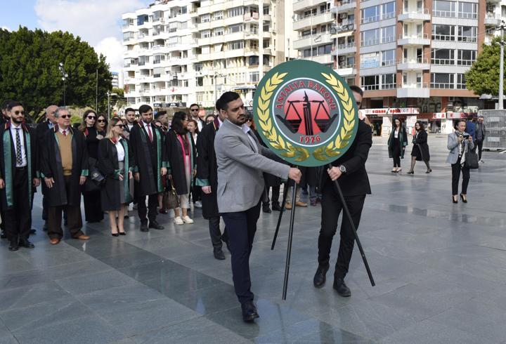 Avukatlar çelenk sundu