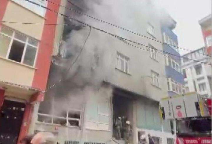 Bağcılar'da 5 katlı binadaki iş yerinde yangın