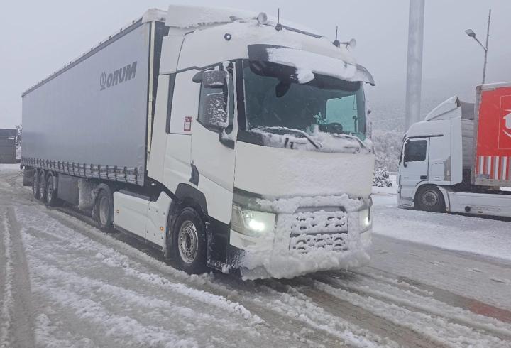 Erzincan-Sivas kara yolunda kar yağışı
