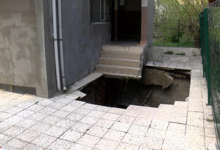 Pendik'te 4 Katlı Binaların Bahçe Zemini Çöktü