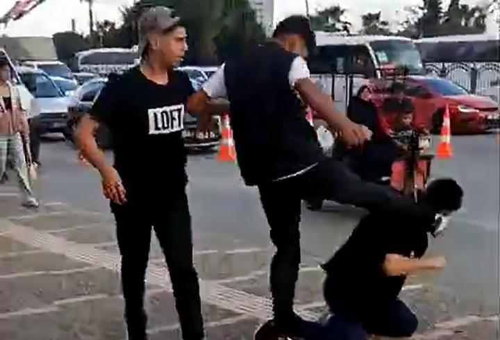 Araya aldıkları genci muştayla yumruklayıp, tekmelediler