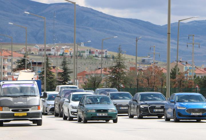 Afyonkarahisar- Antalya kara yolunda bayram dönüş trafiği
