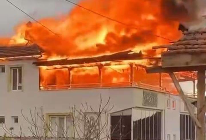 Amasya’da 3 katlı binanın çatı katı alev alev yandı