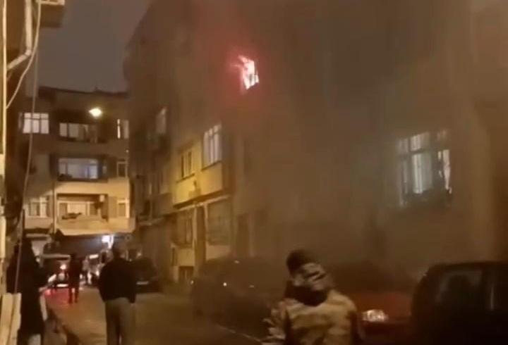 İstanbul - Fatih’te 3 katlı binada çıkan yangın söndürüldü