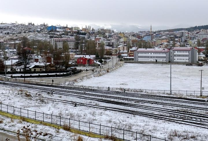 Kars ve Ardahan'ın yükseklerinde kar etkili oldu