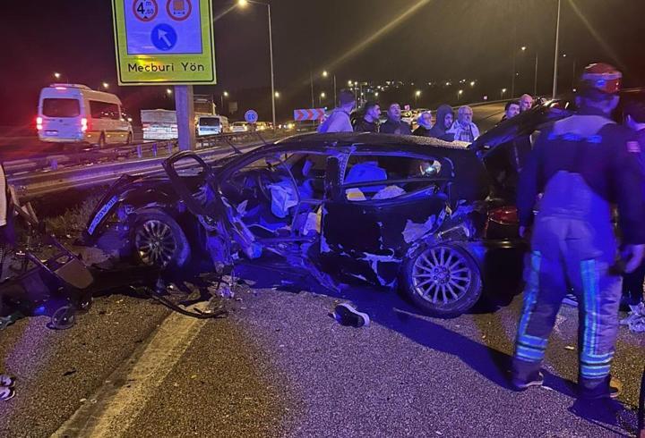 Otomobil bariyerlere çarptı; 1 ölü, 3 yaralı