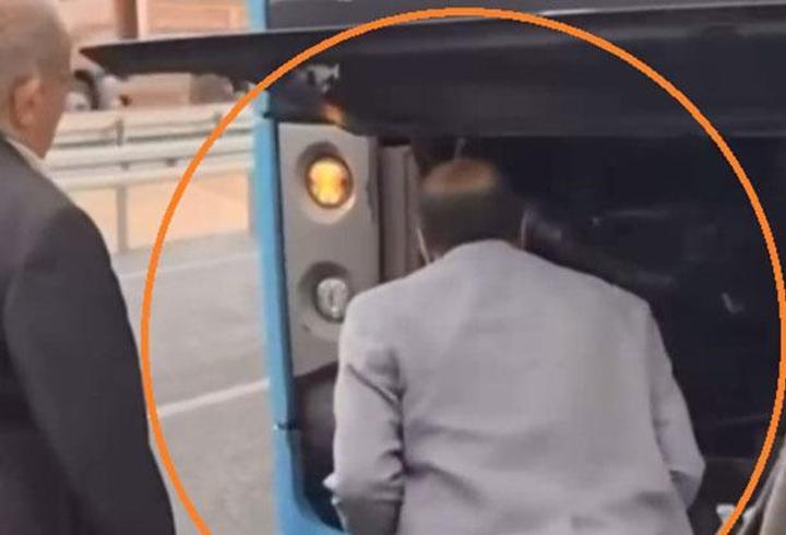 HABER... Otobüsün motor kısmındaki yangını üfleyerek söndürmeye çalıştı