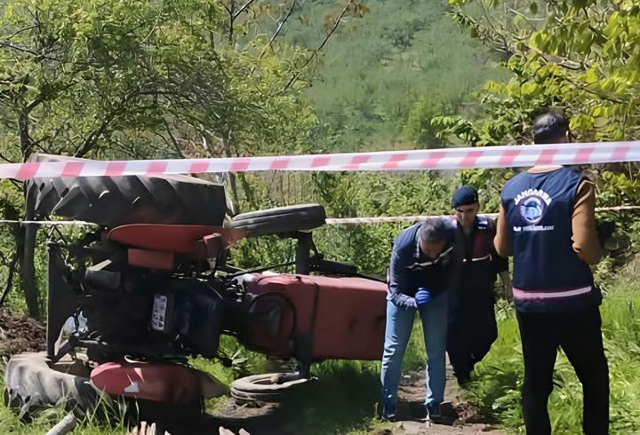 Sakarya’da devrilen traktörün sürücüsü öldü