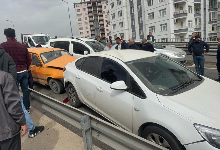 Diyarbakır’da, 5 aracın karıştığı kazada 2 kişi yaralandı