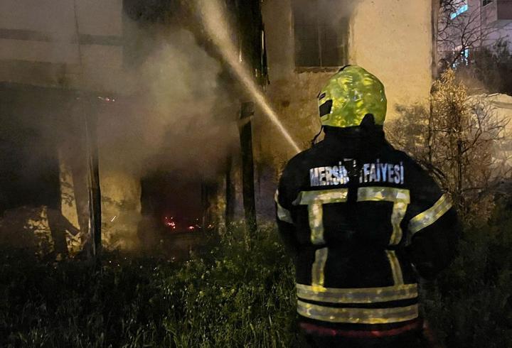 Mersin'de metruk bina kundaklandı