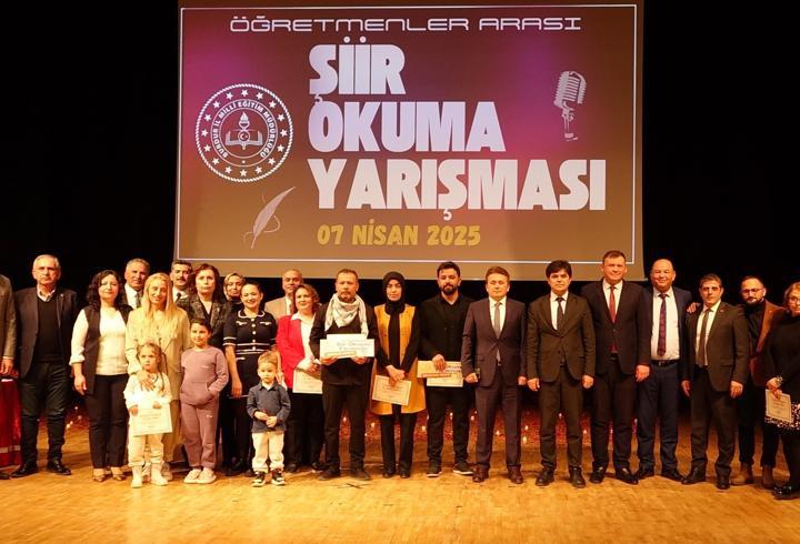 Öğretmenler en güzel şiir okumak için yarıştı