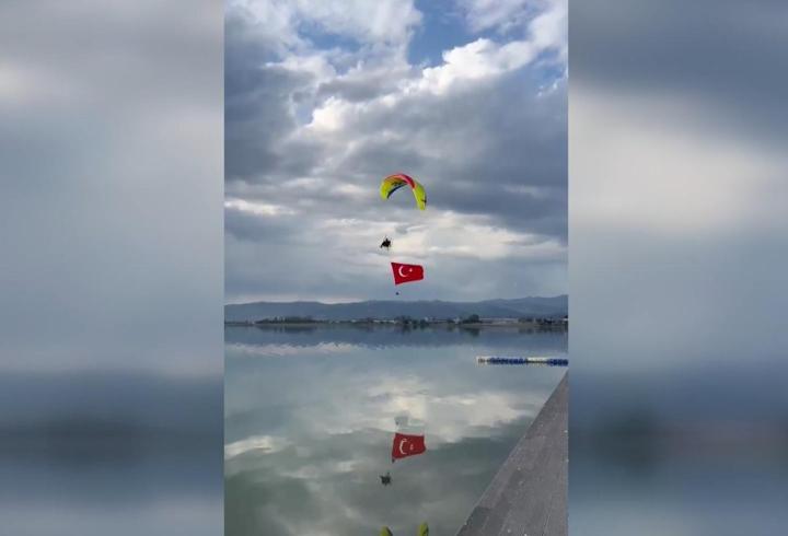 Paramotorla İznik Gölü üzerinde ay-yıldızlı şölen