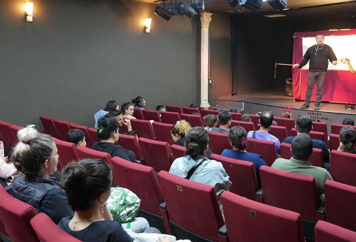 Tarsus’ta çocuklar gölge oyunu ile buluştu