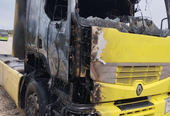 Adana'da seyir halindeki tırda çıkan yangın söndürüldü
