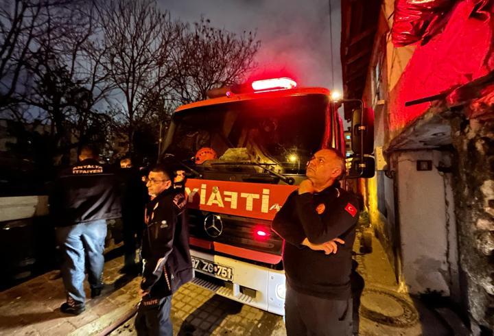 2 katlı müstakil evin kileri yandı