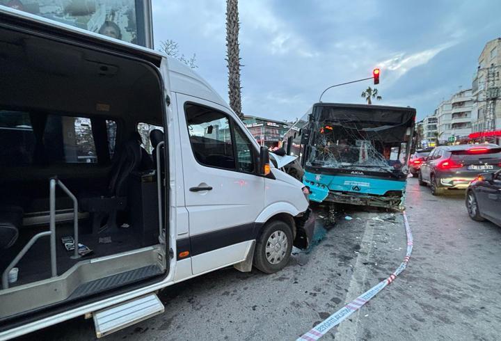 Refüje çıkan halk otobüsü ile servis çarpıştı