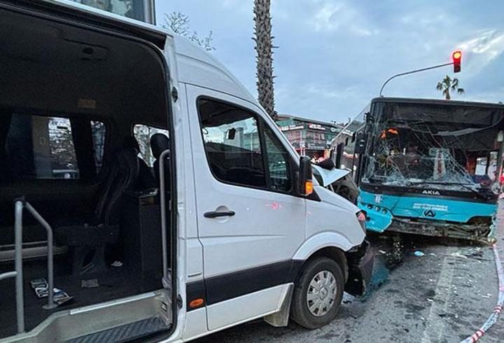Refüje çıkan halk otobüsü ile servis çarpıştı